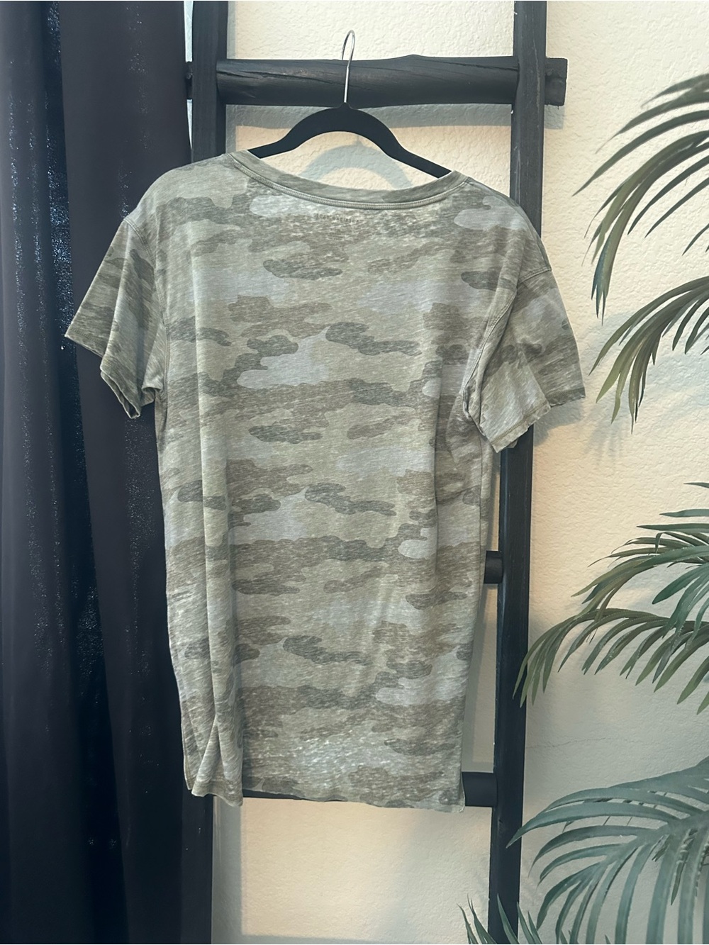 American Eagle Outfitters Olive Camouflage V-Neck Short Sleeve Tee - Picture 2 of 2